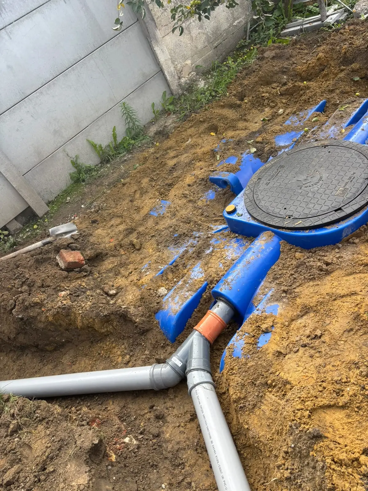 Regenput aangesloten op de regenwaterafvoer met broekstuk in Drongen